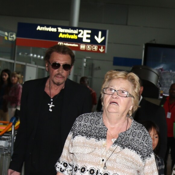 Johnny Hallyday avec sa femme Laeticia, ses enfants Jade et Joy ainsi que la grand-mère de Laeticia Elyette Boudou arrivent à l'aéroport de Roissy en provenance de Los Angeles, le 26 juin 2016.