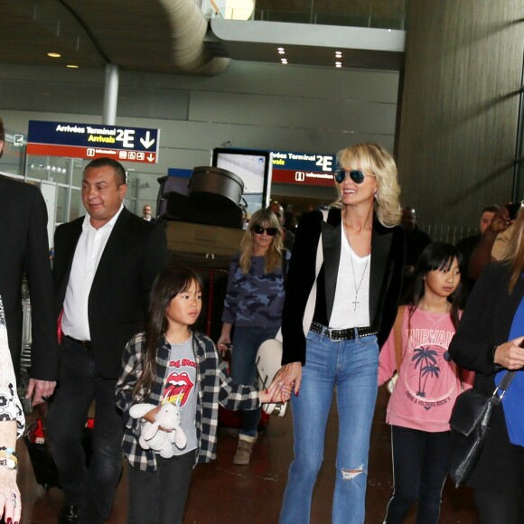 Johnny Hallyday avec sa femme Laeticia, ses enfants Jade et Joy ainsi que la grand-mère de Laeticia Elyette Boudou arrivent à l'aéroport de Roissy en provenance de Los Angeles, le 26 juin 2016.