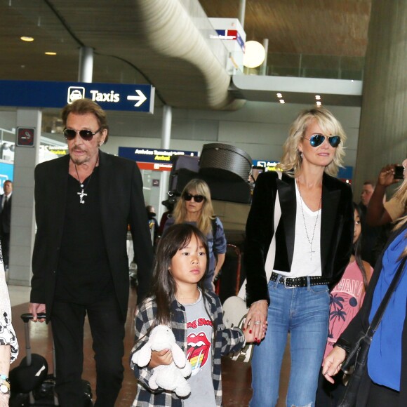 Johnny Hallyday avec sa femme Laeticia, ses enfants Jade et Joy ainsi que la grand-mère de Laeticia Elyette Boudou arrivent à l'aéroport de Roissy en provenance de Los Angeles, le 26 juin 2016.