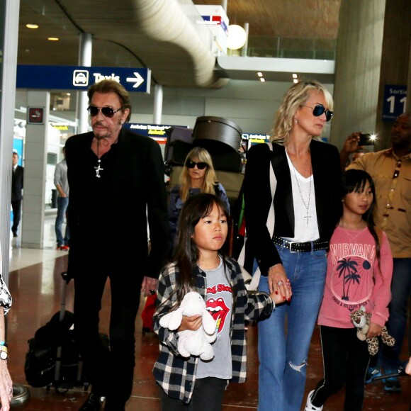 Johnny Hallyday avec sa femme Laeticia, ses enfants Jade et Joy ainsi que la grand-mère de Laeticia Elyette Boudou arrivent à l'aéroport de Roissy en provenance de Los Angeles, le 26 juin 2016.