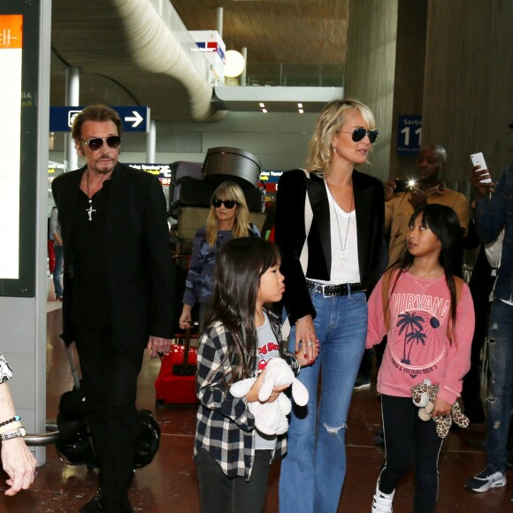 Johnny Hallyday avec sa femme Laeticia, ses enfants Jade et Joy ainsi que la grand-mère de Laeticia Elyette Boudou arrivent à l'aéroport de Roissy en provenance de Los Angeles, le 26 juin 2016.