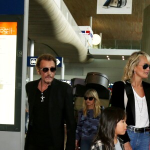 Johnny Hallyday avec sa femme Laeticia, ses enfants Jade et Joy ainsi que la grand-mère de Laeticia Elyette Boudou arrivent à l'aéroport de Roissy en provenance de Los Angeles, le 26 juin 2016.