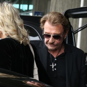Johnny Hallyday avec sa femme Laeticia, ses enfants Jade et Joy ainsi que la grand-mère de Laeticia Elyette Boudou arrivent à l'aéroport de Roissy en provenance de Los Angeles, le 26 juin 2016.