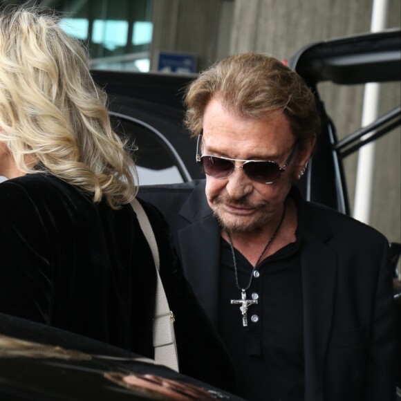Johnny Hallyday avec sa femme Laeticia, ses enfants Jade et Joy ainsi que la grand-mère de Laeticia Elyette Boudou arrivent à l'aéroport de Roissy en provenance de Los Angeles, le 26 juin 2016.