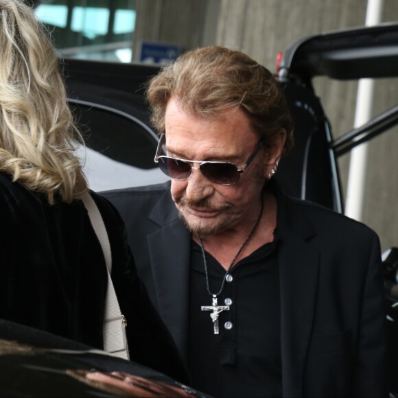 Johnny Hallyday avec sa femme Laeticia, ses enfants Jade et Joy ainsi que la grand-mère de Laeticia Elyette Boudou arrivent à l'aéroport de Roissy en provenance de Los Angeles, le 26 juin 2016.