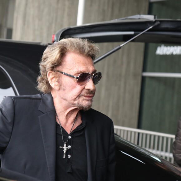 Johnny Hallyday avec sa femme Laeticia, ses enfants Jade et Joy ainsi que la grand-mère de Laeticia Elyette Boudou arrivent à l'aéroport de Roissy en provenance de Los Angeles, le 26 juin 2016.