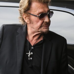 Johnny Hallyday avec sa femme Laeticia, ses enfants Jade et Joy ainsi que la grand-mère de Laeticia Elyette Boudou arrivent à l'aéroport de Roissy en provenance de Los Angeles, le 26 juin 2016.