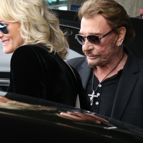 Johnny Hallyday avec sa femme Laeticia, ses enfants Jade et Joy ainsi que la grand-mère de Laeticia Elyette Boudou arrivent à l'aéroport de Roissy en provenance de Los Angeles, le 26 juin 2016.