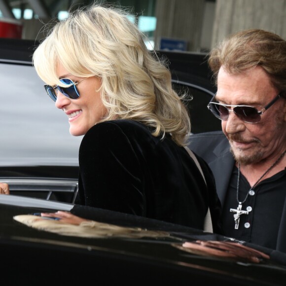 Johnny Hallyday avec sa femme Laeticia, ses enfants Jade et Joy ainsi que la grand-mère de Laeticia Elyette Boudou arrivent à l'aéroport de Roissy en provenance de Los Angeles, le 26 juin 2016.