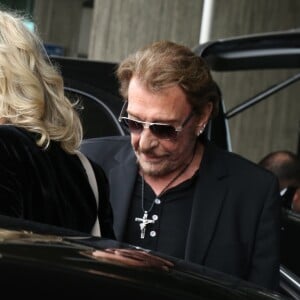 Johnny Hallyday avec sa femme Laeticia, ses enfants Jade et Joy ainsi que la grand-mère de Laeticia Elyette Boudou arrivent à l'aéroport de Roissy en provenance de Los Angeles, le 26 juin 2016.