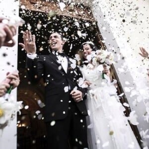 Alizée et Grégoire Lyonnet à la sortie de la chapelle de Notre-Dame-de-la-Miséricorde, lors de leur mariage, le 18 juin 2016, en Corse