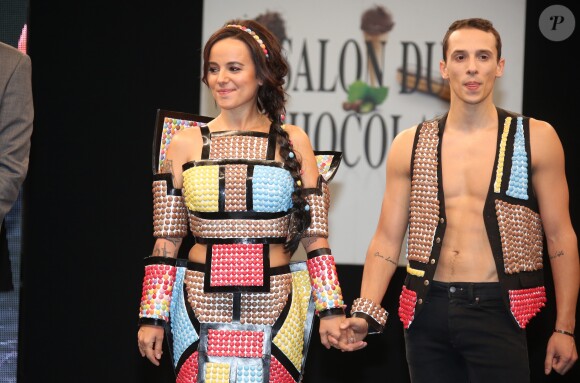 Alizée et son compagnon Grégoire Lyonnet - Défilé du 21ème salon du chocolat à la porte de Versailles à Paris le 27 octobre 2015. © Denis Guignebourg / Bestimage