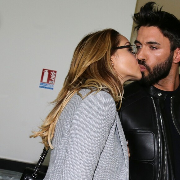 Nabilla Benattia quitte le tribunal de Nanterre avec son compagnon Thomas Vergara le 19 mai 2016. Elle est condamnée à 24 mois de prison dont 6 mois ferme pour avoir poignardé son compagnon Thomas Vergara. Le couple s'embrasse tendrement devant les caméras et sort avec le sourire.