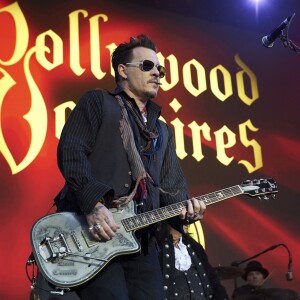 Johnny Depp et Alice Cooper en concert avec leur groupe les "Hollywood Vampires", dans l'ancienne prison Fængslet à Hornsens, Danemark. Le 1er juin 2016.