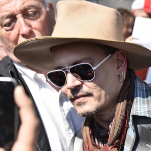 Johnny Depp sort du Grand Hôtel à Stockholm, le 31 mai 2016, où il a joué avec son groupe Hollywood Vampires, la veille. J