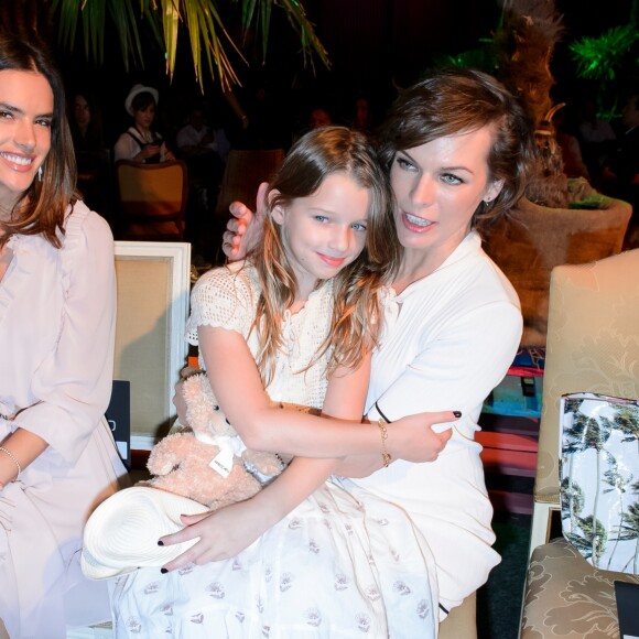 Alessandra Ambrosio, Milla Jovovich et sa fille Ever Gabo Anderson - Défilé Marc Cain (collection printemps-été 2017) au City Cube Panorama Bar. Berlin, le 28 juin 2016.