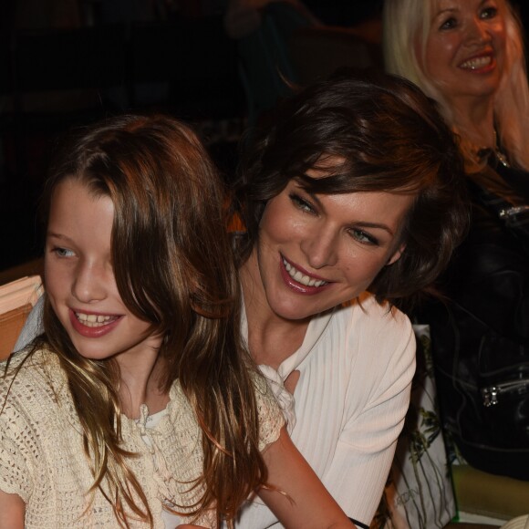 Milla Jovovich et sa fille Ever Gabo Anderson - Défilé Marc Cain (collection printemps-été 2017) au City Cube Panorama Bar. Berlin, le 28 juin 2016.