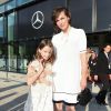 Milla Jovovich et sa fille Ever Gabo Anderson - Défilé Marc Cain (collection printemps-été 2017) au City Cube Panorama Bar. Berlin, le 28 juin 2016.