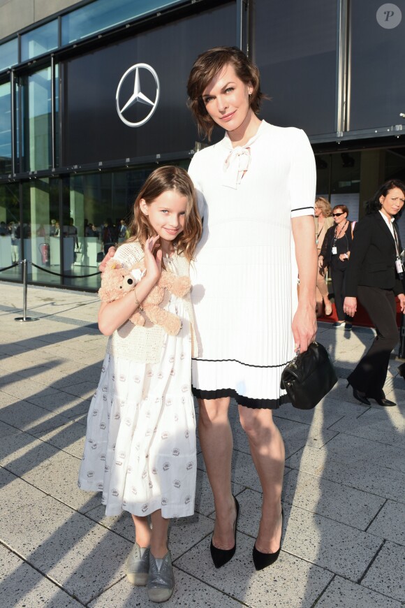 Milla Jovovich et sa fille Ever Gabo Anderson - Défilé Marc Cain (collection printemps-été 2017) au City Cube Panorama Bar. Berlin, le 28 juin 2016.