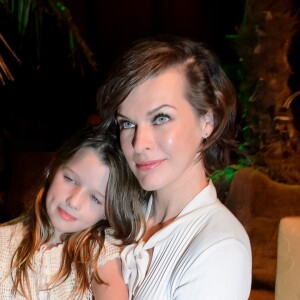 Milla Jovovich et sa fille Ever Gabo Anderson - Défilé Marc Cain (collection printemps-été 2017) au City Cube Panorama Bar. Berlin, le 28 juin 2016.