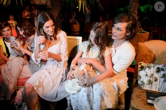 Alessandra Ambrosio, Milla Jovovich et sa fille Ever Gabo Anderson - Défilé Marc Cain (collection printemps-été 2017) au City Cube Panorama Bar. Berlin, le 28 juin 2016.