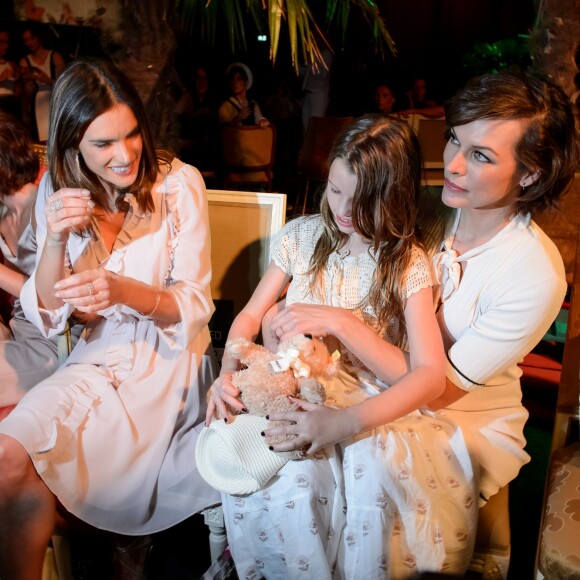 Alessandra Ambrosio, Milla Jovovich et sa fille Ever Gabo Anderson - Défilé Marc Cain (collection printemps-été 2017) au City Cube Panorama Bar. Berlin, le 28 juin 2016.