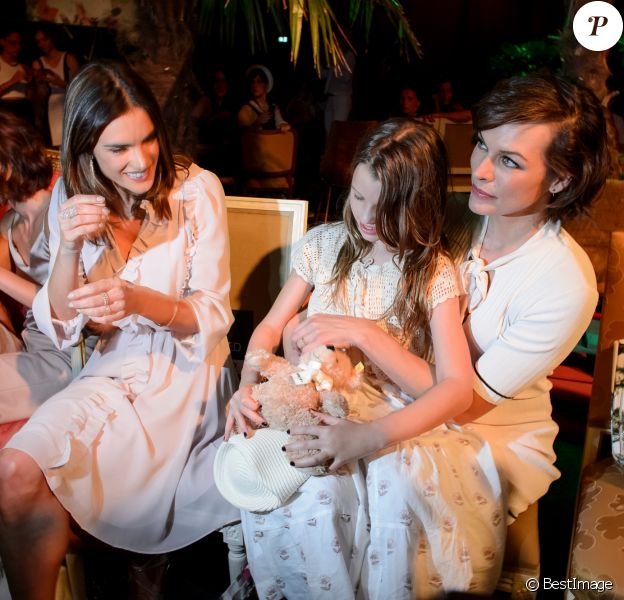 Alessandra Ambrosio, Milla Jovovich et sa fille Ever Gabo Anderson - Défilé Marc Cain (collection printemps-été 2017) au City Cube Panorama Bar. Berlin, le 28 juin 2016.