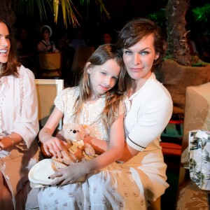 Alessandra Ambrosio, Milla Jovovich et sa fille Ever Gabo Anderson - Défilé Marc Cain (collection printemps-été 2017) au City Cube Panorama Bar. Berlin, le 28 juin 2016.