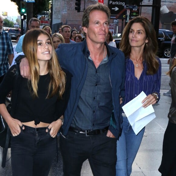 Balade en famille pour Cindy Crawford, son mari Rande Gerber et leur fille Kaia à Los Angeles le 28 juin 2016.