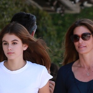 Cindy Crawford et sa fille Kaia se baladent et font du shopping dans les rues de Malibu, le 23 mai 2016