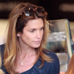 Cindy Crawford et sa fille Kaia se baladent et font du shopping dans les rues de Malibu, le 23 mai 2016