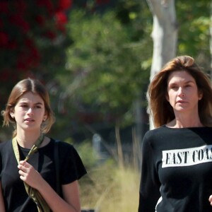 Kaia Gerber ressemble énormément à sa mère Cindy Crawford, toutes les 2 se promènent à Malibu, le 6 juin 2016.