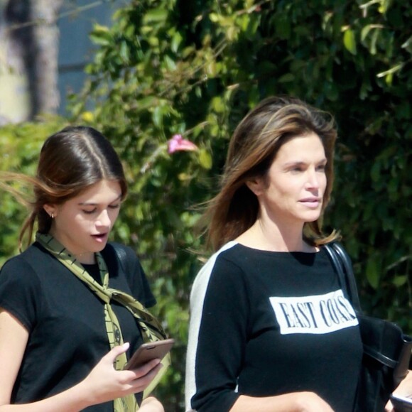 Kaia Gerber ressemble énormément à sa mère Cindy Crawford, toutes les 2 se promènent à Malibu, le 6 juin 2016.