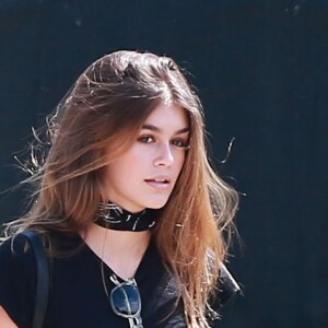 Kaia Gerber, la fille de Cindy Crawford, se promène avec des amis dans les rues de Malibu, le 28 juin 2016