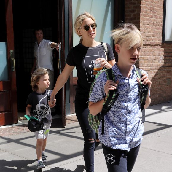 Kate Hudson avec ses fils Ryder et Bingham, quittent le Greenwich Hotel à New York, le 12 juin 2016.
