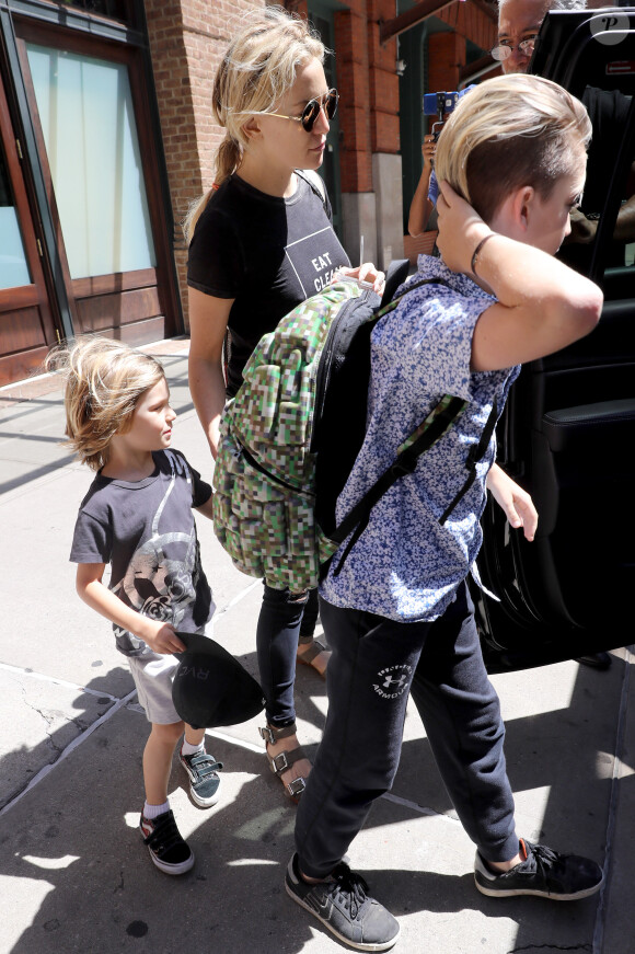 Kate Hudson avec ses fils Ryder et Bingham, quittent le Greenwich Hotel à New York, le 12 juin 2016.