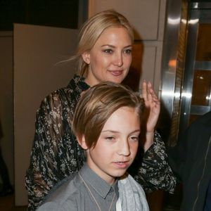 Kate Hudson et son fils Ryder sortent du théâtre Richard Rogers à New York, le 10 juin 2016.