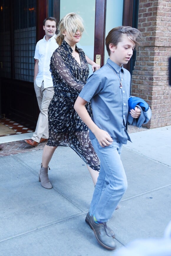 Kate Hudson et son fils Ryder sortent du théâtre Hamilton à Broadway, New York le 9 juin 2016.