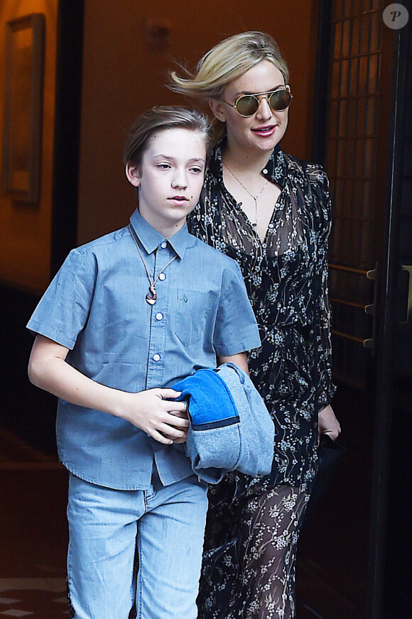 Kate Hudson et son fils Ryder sortent du théâtre Hamilton à Broadway, New York le 9 juin 2016.