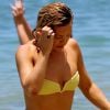 Kate Hudson, très sexy, dans son maillot de bain jaune sur la plage à Hawaï, le 31 mai 2016.