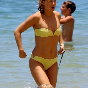 Kate Hudson sur une plage à Hawaï, le 31 mai 2016.