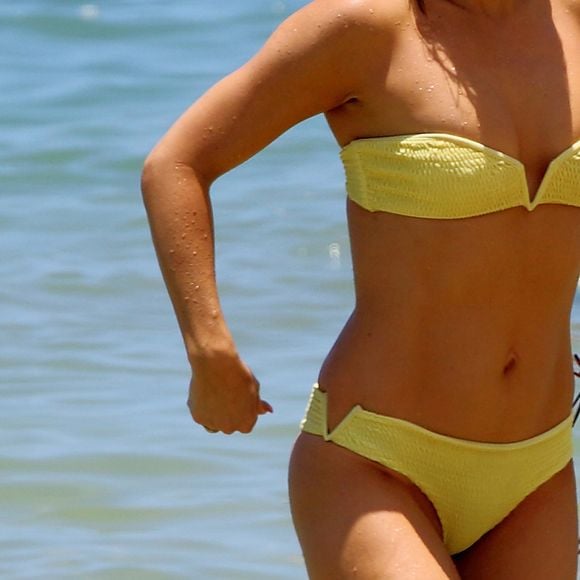 Kate Hudson sur une plage à Hawaï, le 31 mai 2016.
