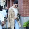 Kendall Jenner à New York, porte un sac Givenchy (modèle Nightingale en poil de chèvre), un jean RE/DONE et des bottines vernies Kenneth Cole. Le 30 juin 2016.