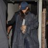 Rihanna quitte le Tape à Londres, habillée d'une veste rayée Matthew Adams Dolan, d'un crop top gris, d'un pantalon également rayé Jacquemus et de chaussures Chanel (collection Métiers d'Art Paris-Rome). Une casquette Club 75 accessoirise sa tenue. Le 24 juin 2016.