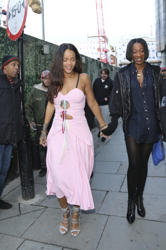 Rihanna quitte le Tape avec Melissa Forde, habillée d'une robe Rosie Assoulin (collection printemps 2016) et de sandales Dsquared² (modèle RiRi). Londres, le 29 juin 2016.