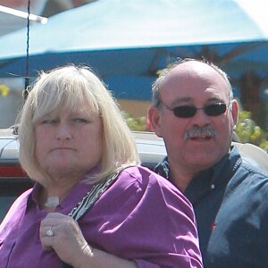 Debbie Rowe et son fiancé Marc Schaffel vont déjeuner à Calabasas le 4 avril 2014.