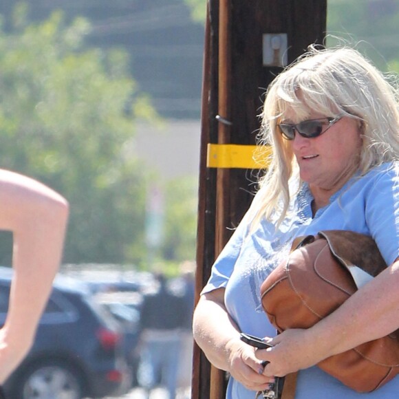 Debbie Rowe va dejeuner au restaurant avec une amie à Sherman Oaks, le 9 Juin 2013.