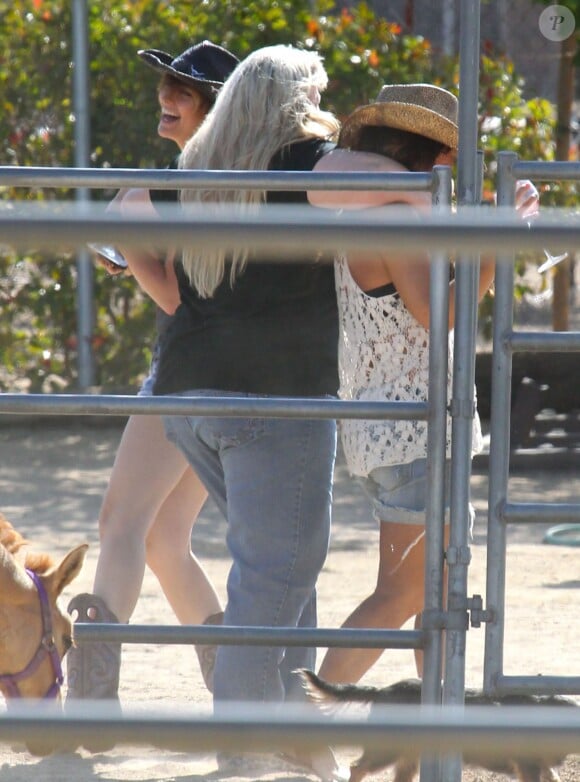 Paris Jackson passe la journee dans un ranch avec sa mere Debbie Rowe et des amis a Palmdale, le 26 mai 2013