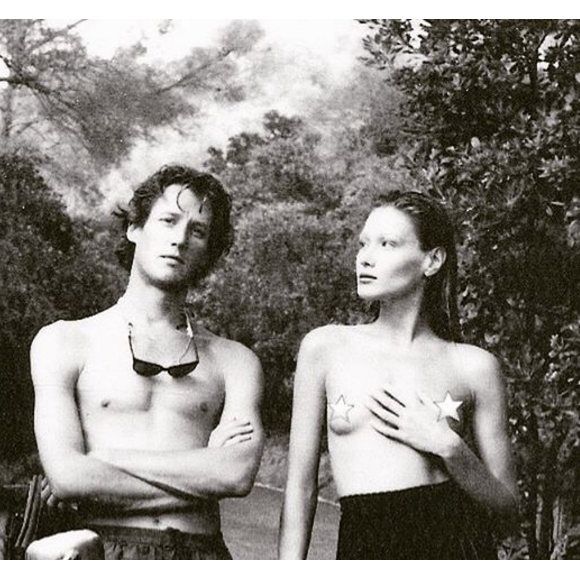 Carla Bruni et son frère Virginio photographiés par Helmut Newton au Cap Nègre en 1992.