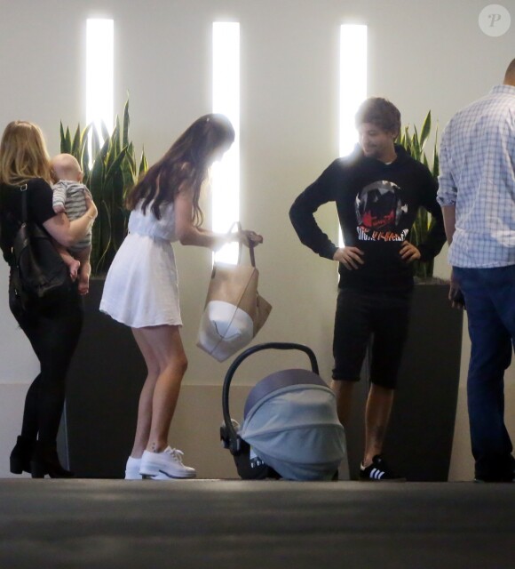 Louis Tomlinson a accompagné la mère de son fils, Briana Jungwirth, et son fils Freddie dans un centre commercial à Los Angeles. Le 9 juin 2016